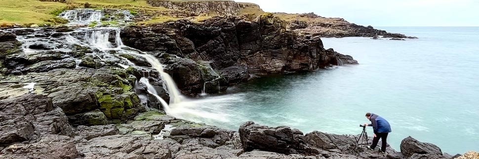 Wasserfall Dunseverick Falls an der Causeway Coastal Route in Nordirland