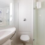 Bad im Doppelzimmer im Hotel ibis Belfast City Centre in Belfast, Nordirland