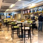 Empfangsbereich und Bar im Hotel ibis Belfast City Centre in Belfast, Nordirland