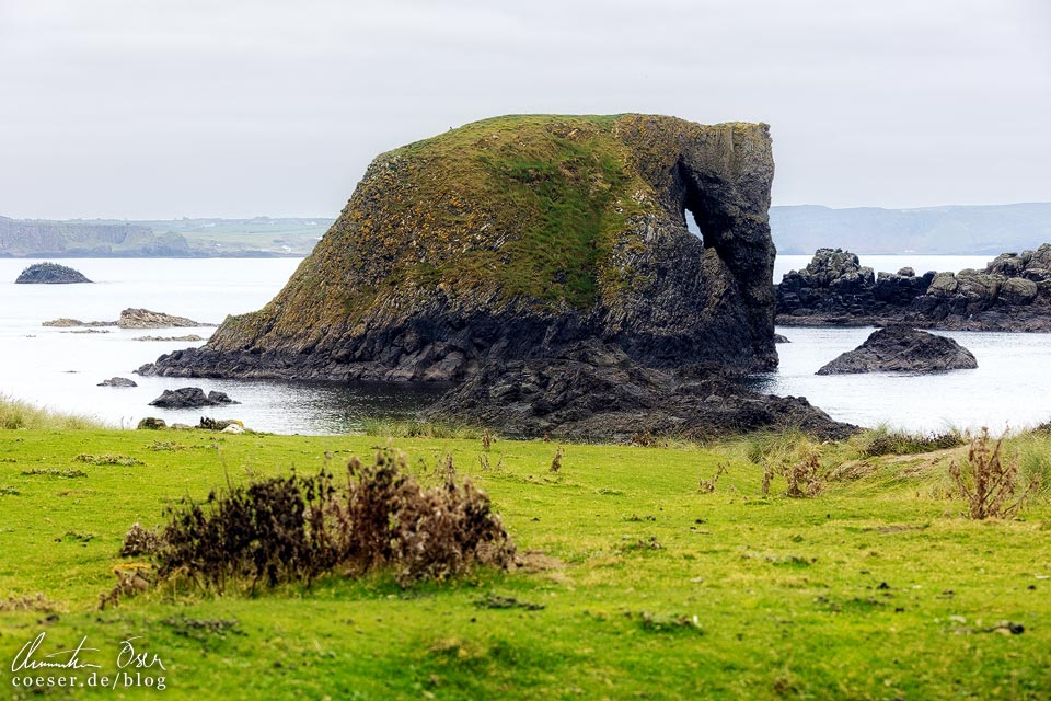 Elephant Rock nahe des Ballintoy Harbour (Game of Thrones) an der Causeway Coastal Route, Nordirland
