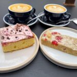 Rasperry Custard Cake und ein Stück Fifteens im Café Bothy White Park Bay in Dunseverick, Nordirland