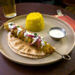 Chicken Skewer mit Reis und Naanbrot im The Bushmills Inn Restaurant and Bar in Bushmills, Nordirland