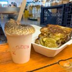 Getoastetes Käsesandwich mit Pickles und heiße Schokolade mit flambierten Marshmallows im Käseladen MAEGDEN in Bushmills, Nordirland