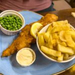 Fish & Chips im Pub The Glencloy Inn in Carnlough, Nordirland