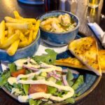Garnelen in Knoblauch mit Knoblauchbrot und Skinny Fries im Carrick-A-Rede Bar and Restaurant in Ballintoy, Nordirland