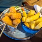 Gebackene Shrimps mit Chunky Chips im Carrick-A-Rede Bar and Restaurant in Ballintoy, Nordirland