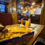 Fish & Chips in der McMullan's Central Bar in Cushendall, Nordirland