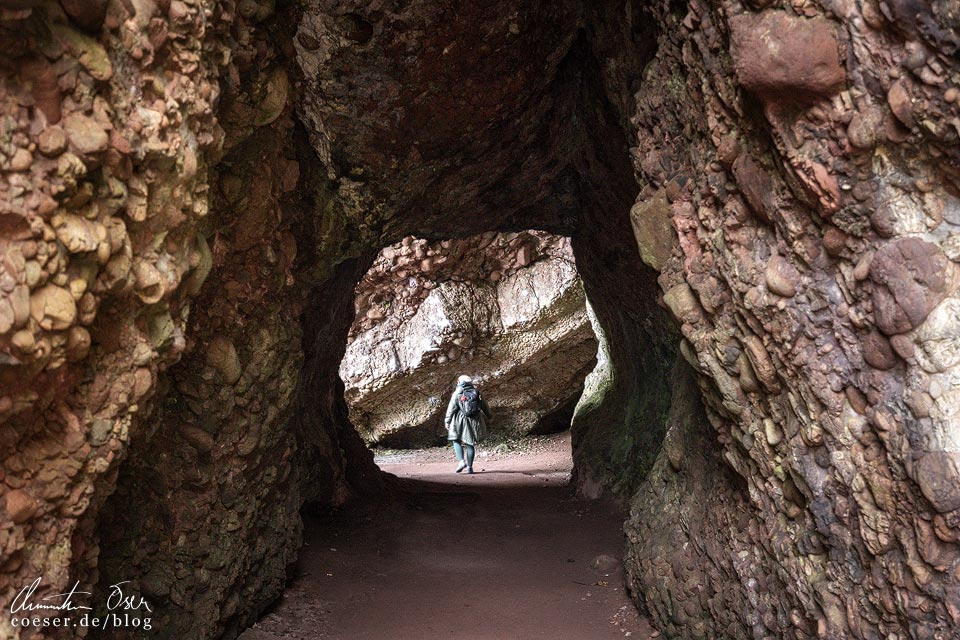 Cushendun Caves an der Causeway Coastal Route, Nordirland
