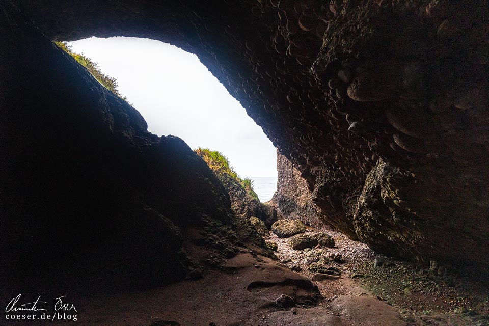 Cushendun Caves an der Causeway Coastal Route, Nordirland