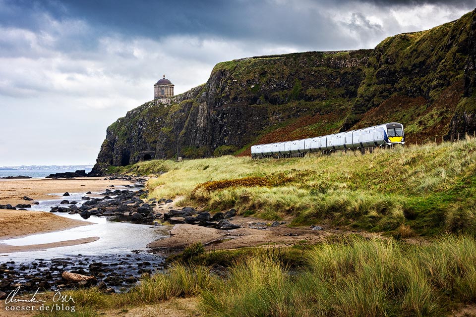 Ein Zug am Benone Downhill Beach vor dem Mussenden Temple an der Causeway Coastal Route in Nordirland