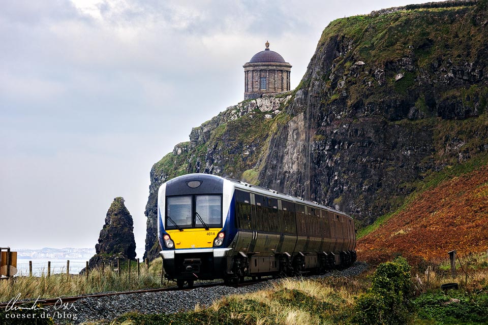 Ein Zug am Benone Downhill Beach vor dem Mussenden Temple an der Causeway Coastal Route in Nordirland