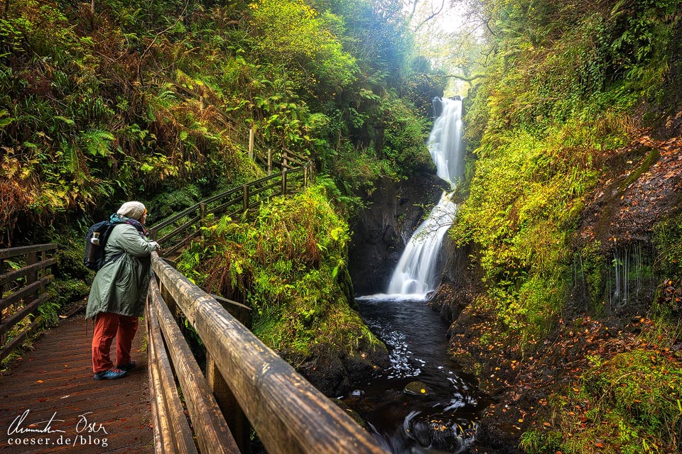 Ess-Na-Larach Waterfall am Glenariff Waterfall Trail an der Causeway Coastal Route in Nordirland