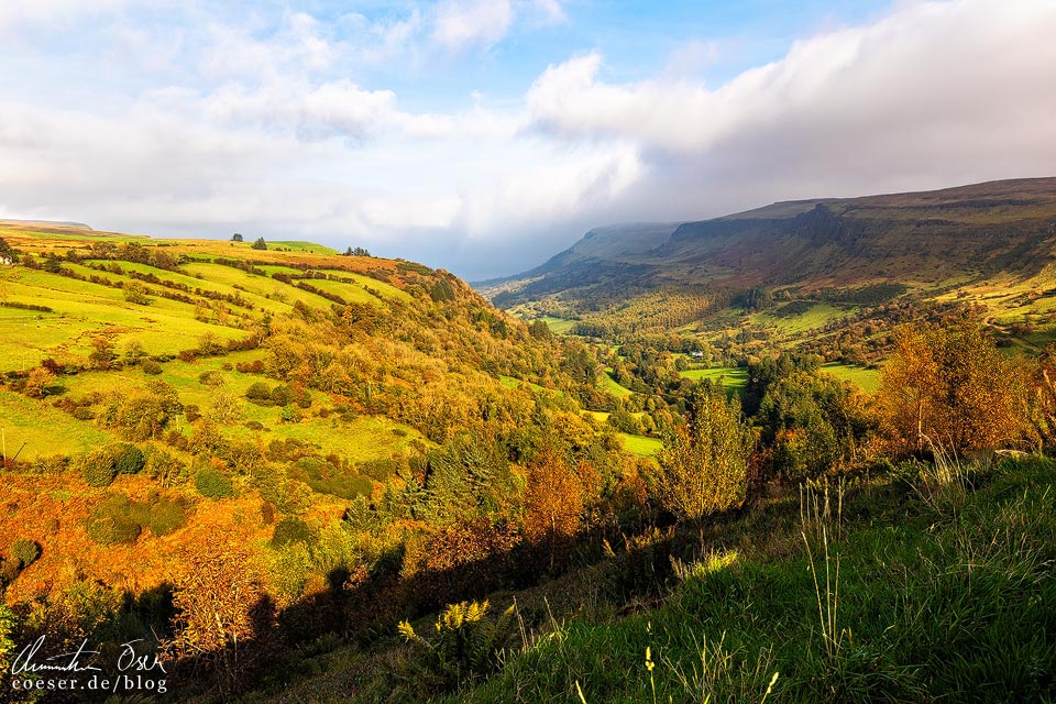 Ausblick auf die herbstliche Landschaft am Glenariff Waterfall Trail an der Causeway Coastal Route in Nordirland