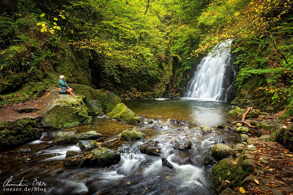 Gleno Waterfall auf der Causeway Coastal Route in Nordirland