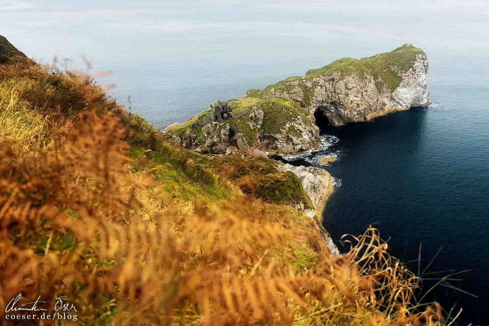 Blick auf das Kinbane Castle auf einer Landzunge enlang der Causeway Coastal Route, Nordirland