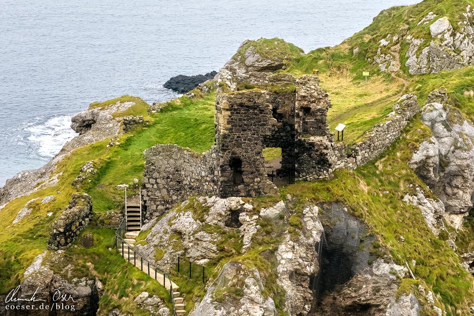 Die Überreste von Kinbane Castle enlang der Causeway Coastal Route, Nordirland