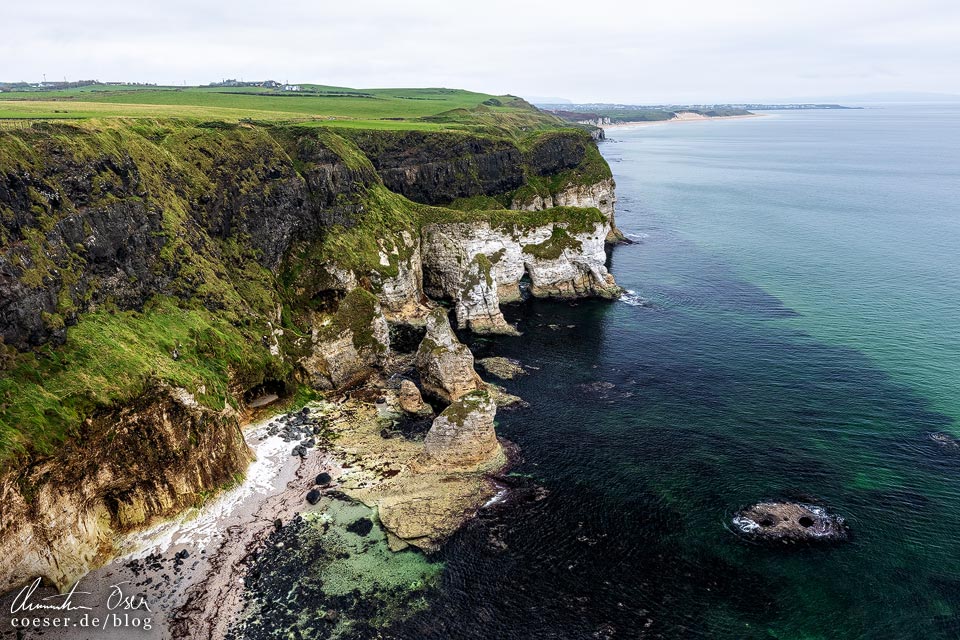 Ausblick vom Magheracross Viewpoint auf die Küstenlandschaft an der Causeway Coastal Route, Nordirland
