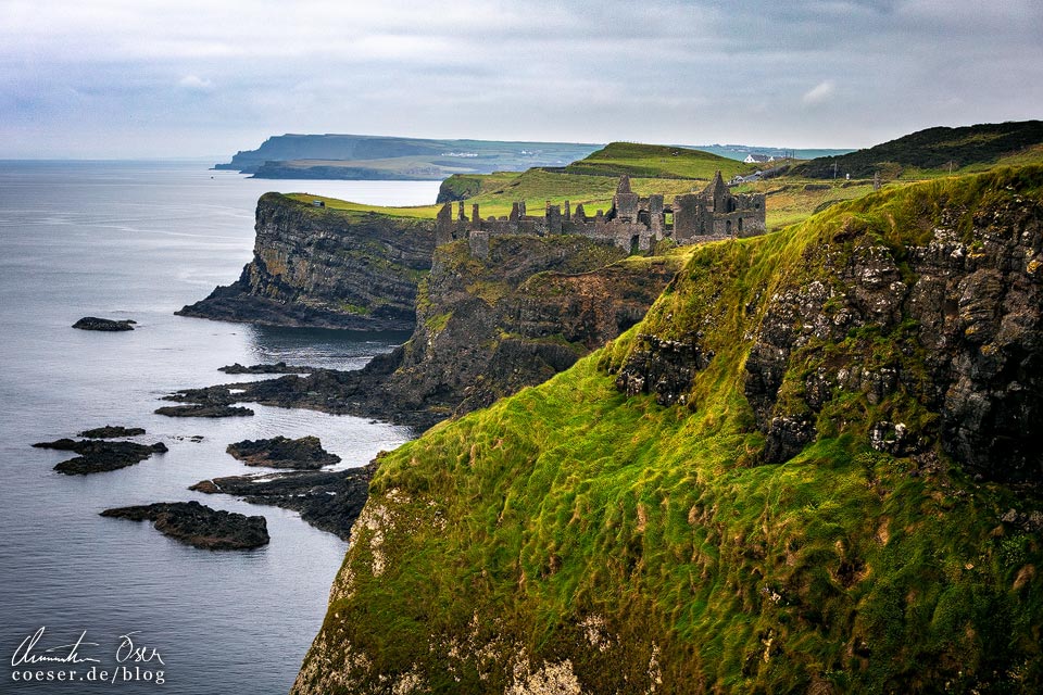 Ausblick vom Magheracross Viewpoint auf das Dunluce Castle an der Causeway Coastal Route, Nordirland