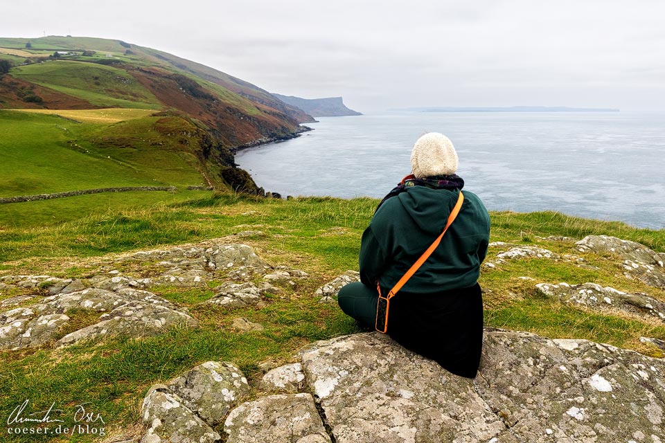 Ausblick vom Torr Head auf die Küste entlang der Causeway Coastal Route in Nordirland