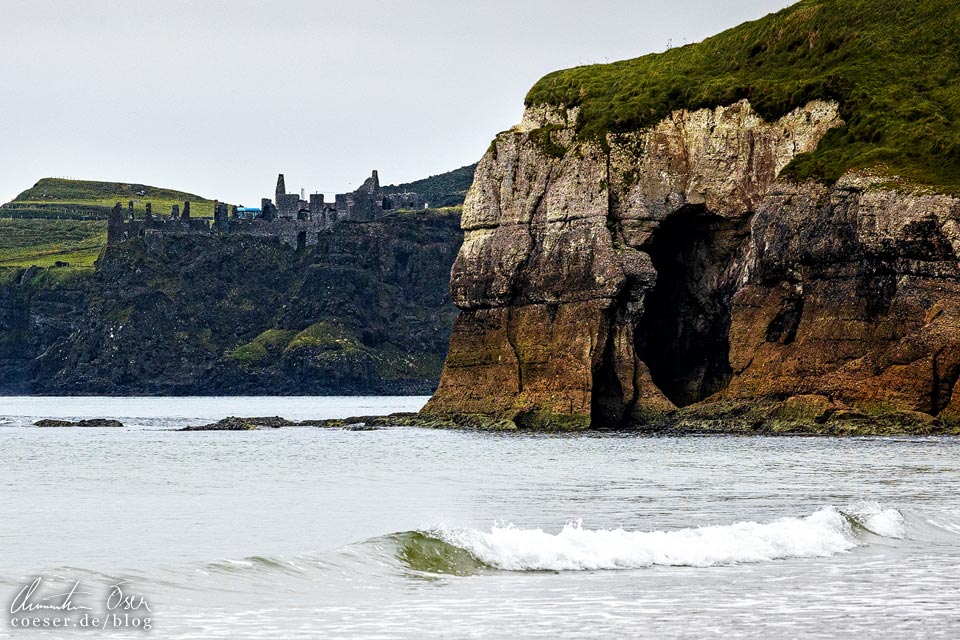 White Rocks Beach und Dunluce Castle an der Causeway Coastal Route in Nordirland