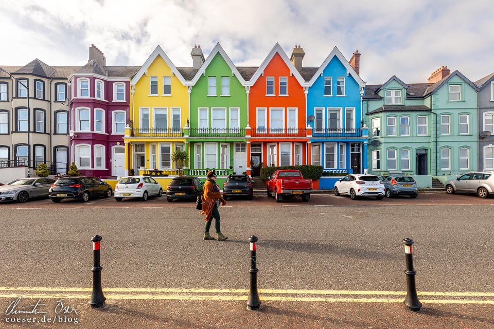 Bunte Häuser auf der Whitehead Promenade entlang der Causeway Coastal Route in Nordirland