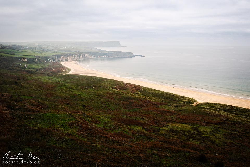 Whitepark Bay Beach (gesehen vom Whitepark Bay Viewpoint) an der Causeway Coastal Route in Nordirland