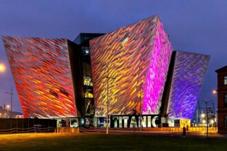 Bunt beleuchtetes Titanic Museum in Belfast, Nordirland
