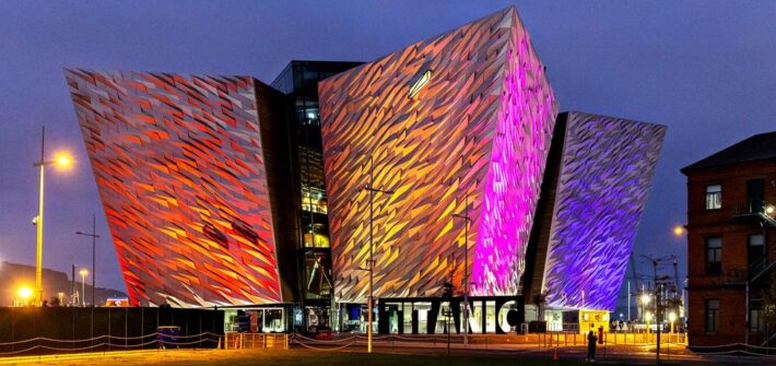 Bunt beleuchtetes Titanic Museum in Belfast, Nordirland