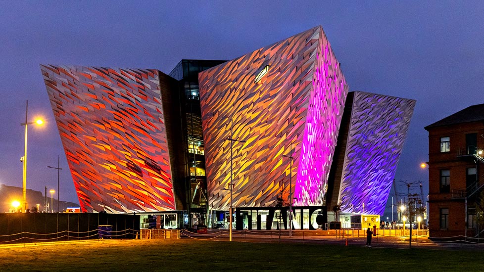 Bunt beleuchtetes Titanic Museum in Belfast, Nordirland
