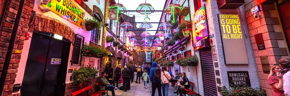 Commercial Court (bunte Gasse mit Regenschirmen) in Belfast, Nordirland