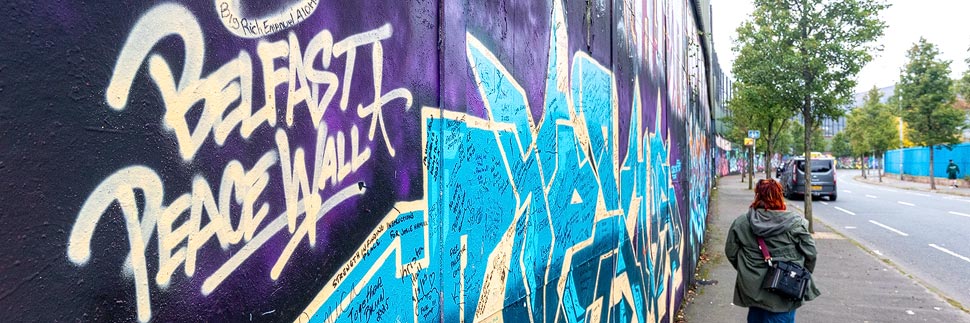 Peace Wall im protestantischen Viertel in Belfast, Nordirland