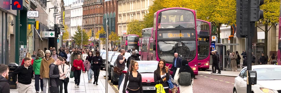 Doppeldeckerbusse im City Centre von Belfast, Nordirland