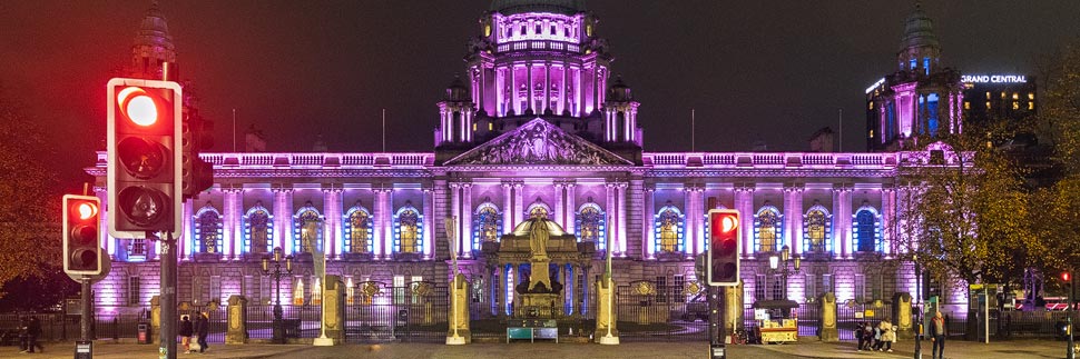 Pink beleuchtete Belfast City Hall, Nordirland