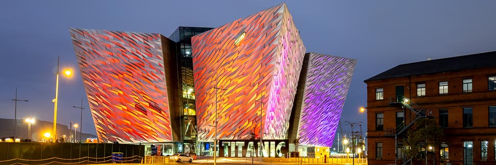 Bunt beleuchtetes Titanic Museum in Belfast, Nordirland
