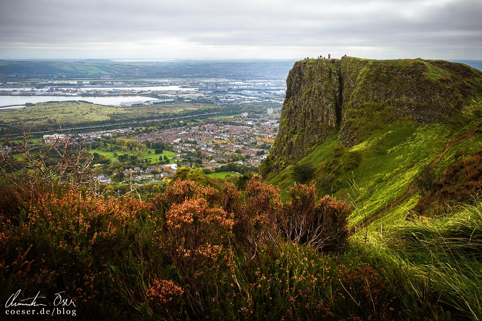 McArt's Fort auf dem Cave Hill Trail mit Aussicht auf Belfast