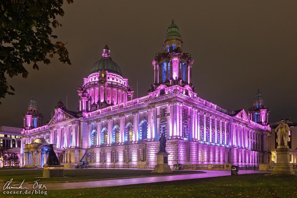 Pink beleuchtete City Hall in Belfast