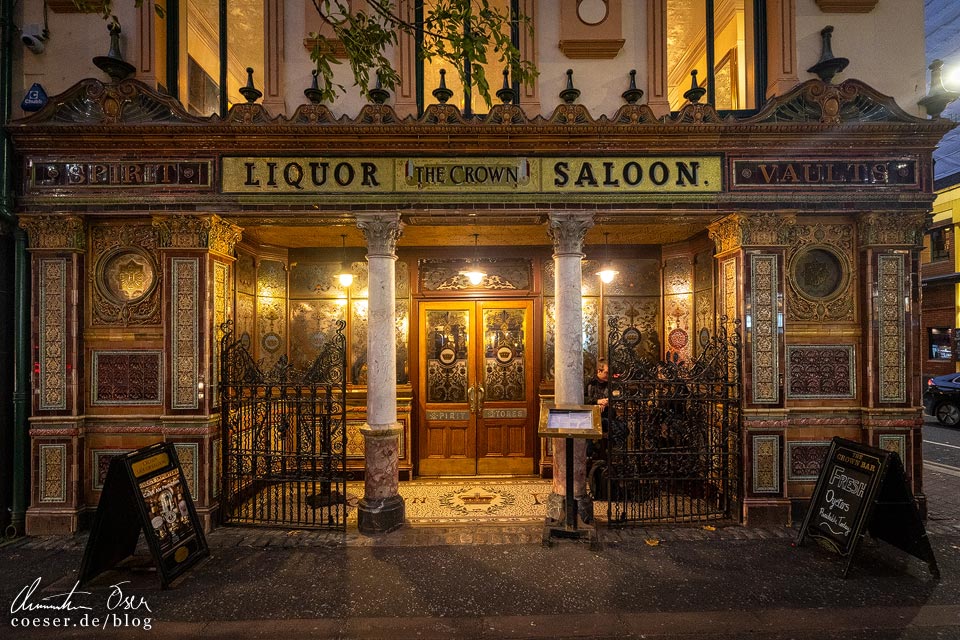 Außenansicht der Crown Bar in Belfast
