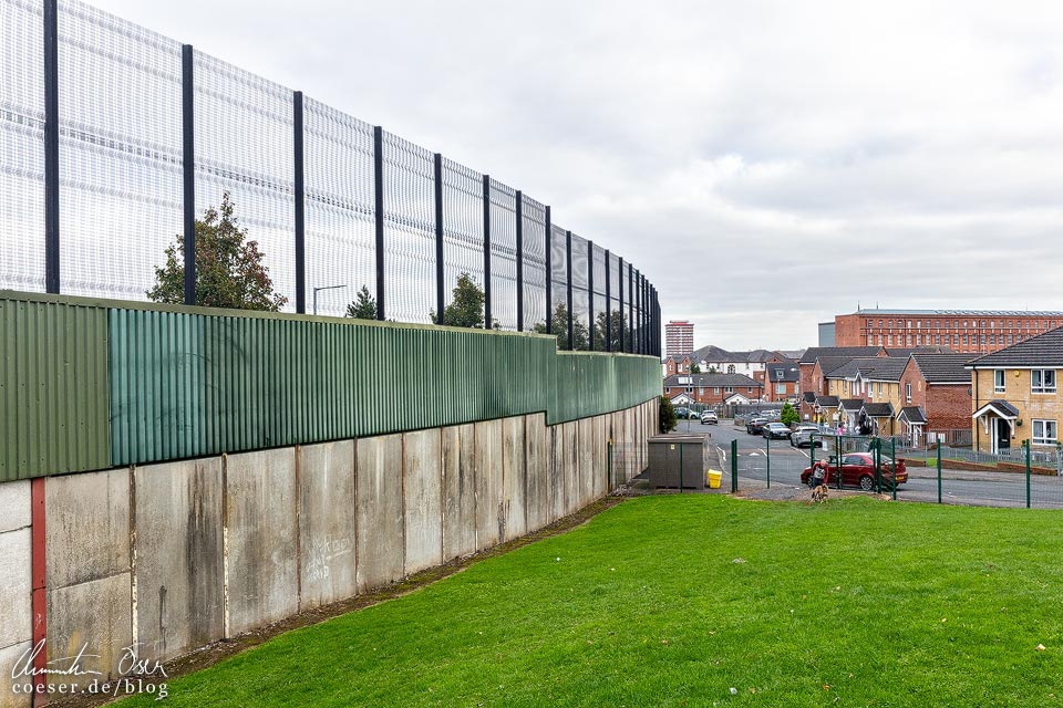 Peace Walls auf katholischer Seite (Falls Road) in Belfast