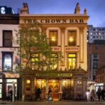 Außenansicht der Crown Bar in Belfast