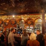 Innenansicht der Crown Bar in Belfast