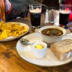 Fish & Chips und ein Beef Stew in der Crown Bar in Belfast