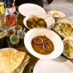 Papadamme mit Chutney-Mix, Butter Chicken Tikka, Aloo Gobi mit Pilau Reis und Garlic Naan mit Raita im Restaurant Agra Indian Cuisine in Belfast