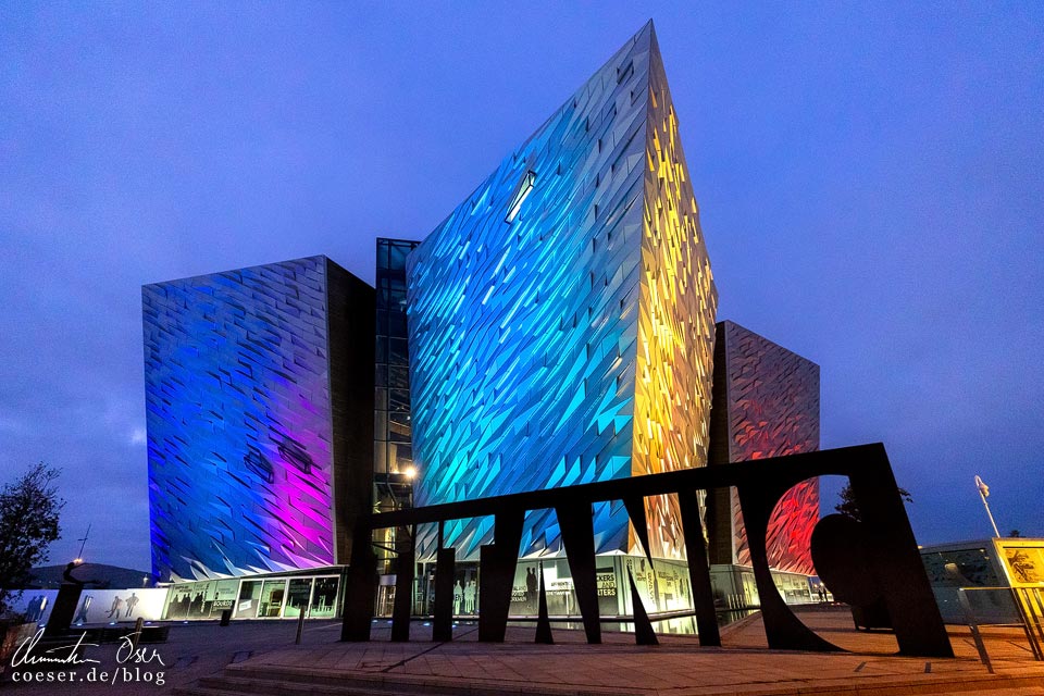 Beleuchtetes Titanic Belfast Museum