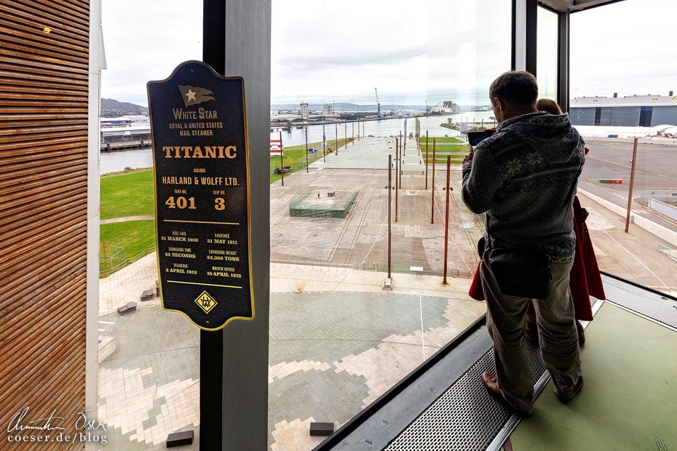 Blick vom Titanic Belfast Museum auf das Trockendock der ehemaligen Werft