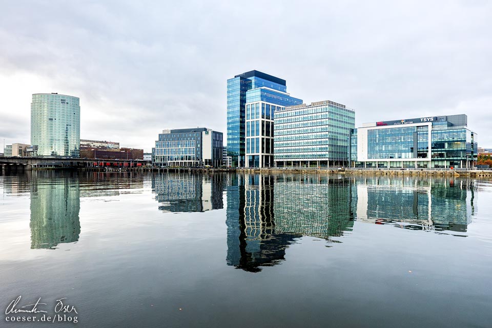 Spiegelung von modernen Häusern im Titanic Quarter in Belfast