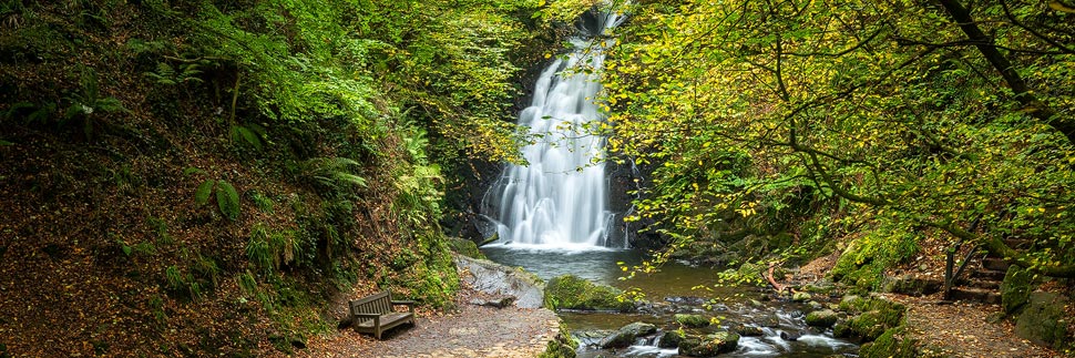 Gleno Waterfall entlang der Causeway Coastal Route in Nordirland