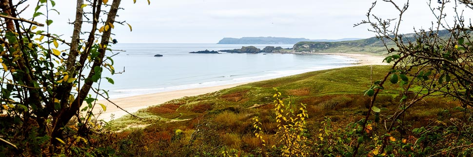 Whitepark Bay Beach and der Causeway Coastal Route, Nordirland