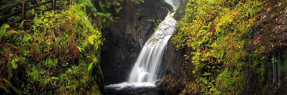 Wasserfall Ess-Na-Larach am Glenariff Waterfall Trail an der Causeway Coastal Route, Nordirland