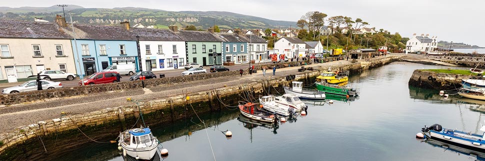 Carnlough Harbour an der Causeway Coastal Route, Nordirland