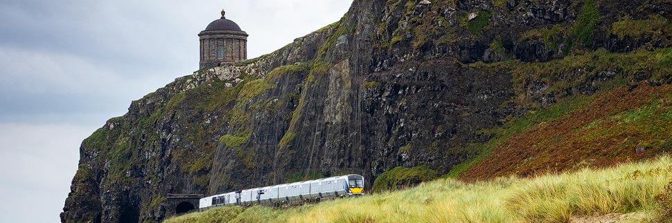 Zug vor dem Mussenden Temple am Benone Downhill Beach an der Causeway Coastal Route, Nordirland